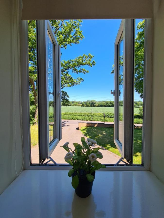 Beautiful Country Apartment, Rated Exceptional โคเวนทรี ภายนอก รูปภาพ