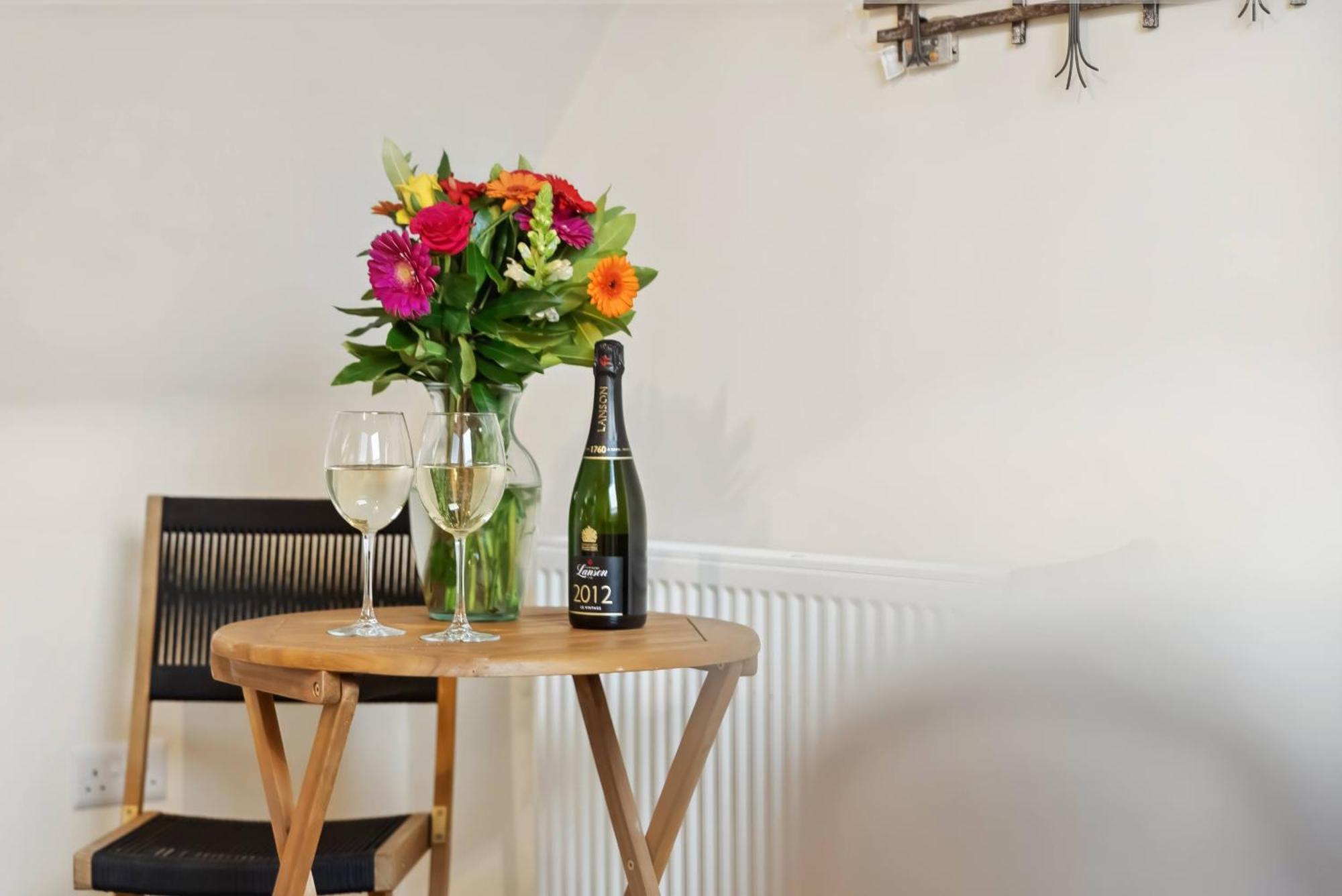 Beautiful Country Apartment, Rated Exceptional โคเวนทรี ภายนอก รูปภาพ